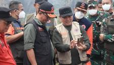 Gubernur Ria Norsan turun langsung ke lokasi bersama Kepala Badan Nasional Penanggulangan Bencana (BNPB), Letjen Suharyanto, dan Pangdam XII/Tanjungpura untuk melihat kondisi lahan sekaligus memastikan proses pemadaman berjalan optimal. (Foto: HO-Prokopim Kalbar)