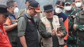 Gubernur Ria Norsan turun langsung ke lokasi bersama Kepala Badan Nasional Penanggulangan Bencana (BNPB), Letjen Suharyanto, dan Pangdam XII/Tanjungpura untuk melihat kondisi lahan sekaligus memastikan proses pemadaman berjalan optimal. (Foto: HO-Prokopim Kalbar)