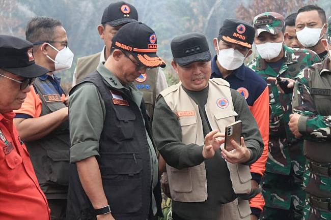 Gubernur Ria Norsan turun langsung ke lokasi bersama Kepala Badan Nasional Penanggulangan Bencana (BNPB), Letjen Suharyanto, dan Pangdam XII/Tanjungpura untuk melihat kondisi lahan sekaligus memastikan proses pemadaman berjalan optimal. (Foto: HO-Prokopim Kalbar)