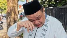 Rudy Resnawan tak kuasa menahan tangis mengenang sosok almarhum Rudy Ariffin (SuarIndonesia/RW)