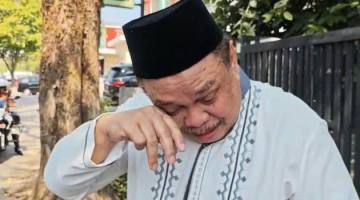 Rudy Resnawan tak kuasa menahan tangis mengenang sosok almarhum Rudy Ariffin (SuarIndonesia/RW)