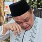 Rudy Resnawan tak kuasa menahan tangis mengenang sosok almarhum Rudy Ariffin (SuarIndonesia/RW)