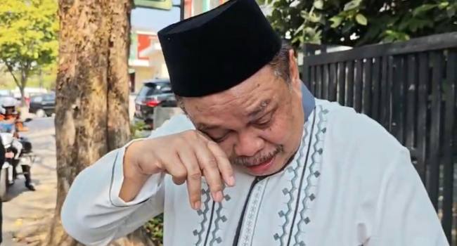Rudy Resnawan tak kuasa menahan tangis mengenang sosok almarhum Rudy Ariffin (SuarIndonesia/RW)