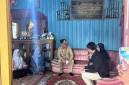 
Wapres Gibran Rakabuming (berbaju hitam, ujung kanan) saat berdialog dengan keluarga Akhmad Rizani, petugas yang gugur ketika menangani karhutla, dalam momen kunjungan di Palangka Raya di Kalimantan Tengah, Kamis (10/9/2026). (Foto: HO-BPMI Sekretariat Wapres)