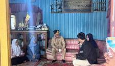 Wapres Gibran Rakabuming (berbaju hitam, ujung kanan) saat berdialog dengan keluarga Akhmad Rizani, petugas yang gugur ketika menangani karhutla, dalam momen kunjungan di Palangka Raya di Kalimantan Tengah, Kamis (10/9/2026). (Foto: HO-BPMI Sekretariat Wapres)