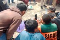 Sejumlah korban selamat KM Virgo Transport 8 tak kuasa menahan tangis setelah mendapat kabar bantuan dari Gubernur Jawa Barat Dedi Mulyadi Selasa (15/9/2026) siang. (SuarIndonesia/DO)