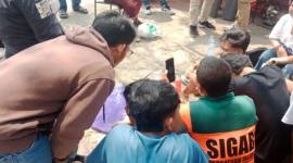 Sejumlah korban selamat KM Virgo Transport 8 tak kuasa menahan tangis setelah mendapat kabar bantuan dari Gubernur Jawa Barat Dedi Mulyadi Selasa (15/9/2026) siang. (SuarIndonesia/DO)