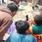 Sejumlah korban selamat KM Virgo Transport 8 tak kuasa menahan tangis setelah mendapat kabar bantuan dari Gubernur Jawa Barat Dedi Mulyadi Selasa (15/9/2026) siang. (SuarIndonesia/DO)