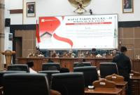 Pemandangan umum fraksi-fraksi yang dibacakan perwakilan DPRD Balangan, Wahyudi Azhari, Senin (14/9/2026), (SuarIndonesia/Adv)