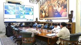 Presiden Prabowo Subianto (tengah) memimpin rapat terbatas terkait penanganan kebakaran hutan dan lahan (karhutla) Sumatera dan Kalimantan di Istana Kepresidenan RI, Jakarta, Rabu (16/9/2026). (Foto: HO-BPMI Sekpres)
