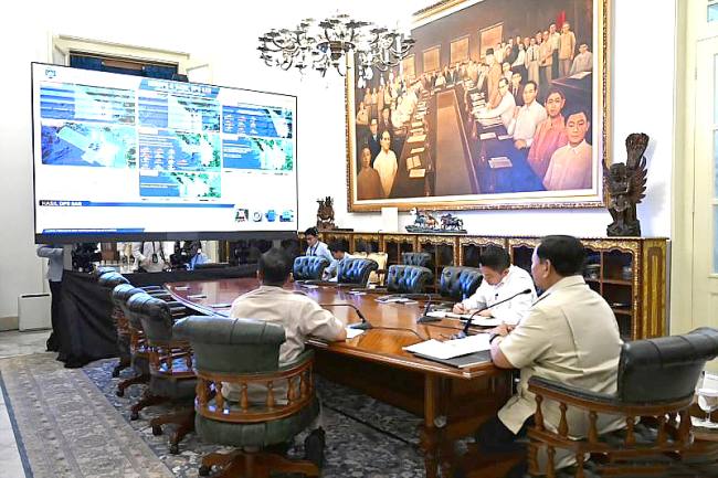 Presiden Prabowo Subianto (tengah) memimpin rapat terbatas terkait penanganan kebakaran hutan dan lahan (karhutla) Sumatera dan Kalimantan di Istana Kepresidenan RI, Jakarta, Rabu (16/9/2026). (Foto: HO-BPMI Sekpres)
