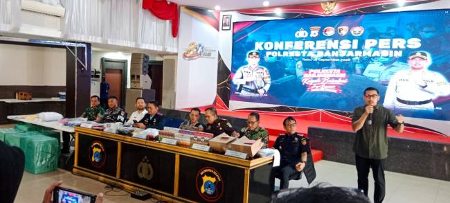 Pengungkapan kasus disampaikan Kapolresta Banjarmasin Kombes Pol Riza Muttaqin, Kamis (17/9/2026), di Ruangan Mathilda Banjarmasin (SuarInonesia/YI)