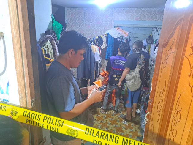 ditemukan Tergeletak tak bernyawa di sebuah rumah kontrakan di Jalan Pekapuran B Laut Gang Sriwijaya RT 08 RW 01, Kelurahan Pekapuran Laut, Kecamatan Banjarmasin Tengah, Kamis (17/9/2026). (SuarIndonesia/DO)