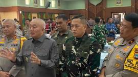 Di sela Rakor Pembagian Tugas Satgas Karhutla Kalsel di Gedung Idham Chalid, Banjarbaru. (SuarIndonesia/Ist)