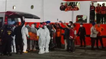 KM SAR Kamajaya, jenzah korban KM Virgo Transport 8, tiba di Pelabuhan Trisakti Banjarmasin, Jum'at (18/9/2026) malam, sekitar pukul 23.00 WITA. (SuarIndonesia/DO)