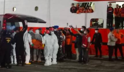 KM SAR KAMAJAYA Tiba di Pelabuhan Trisakti Banjarmasin Membawa Tiga Jenazah KM Virgo