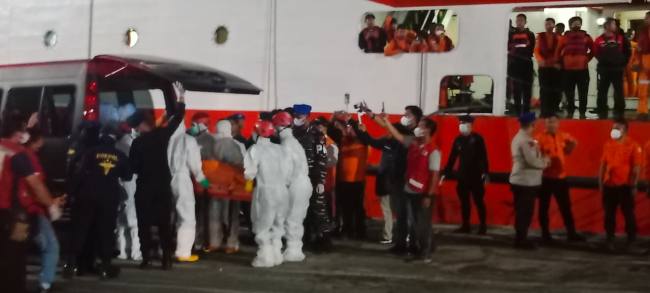 KM SAR Kamajaya, jenzah korban KM Virgo Transport 8, tiba di Pelabuhan Trisakti Banjarmasin, Jum'at (18/9/2026) malam, sekitar pukul 23.00 WITA. (SuarIndonesia/DO)