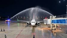 Pesawat Boeing 737-800 Batik Air Malaysia tiba di Bandara Internasional Syamsudin Noor dengan membawa 88 penumpang, Minggu (20/9/2026) malam. (SuarIndonesia/Ist)