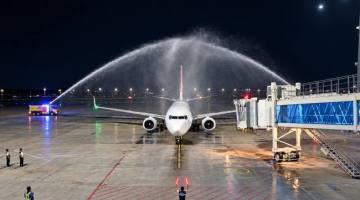 Pesawat Boeing 737-800 Batik Air Malaysia tiba di Bandara Internasional Syamsudin Noor dengan membawa 88 penumpang, Minggu (20/9/2026) malam. (SuarIndonesia/Ist)