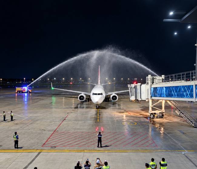 Pesawat Boeing 737-800 Batik Air Malaysia tiba di Bandara Internasional Syamsudin Noor dengan membawa 88 penumpang, Minggu (20/9/2026) malam. (SuarIndonesia/Ist)