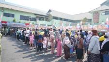 Kepedulian dalam kegiatan Korem 101/Ant (Antasari) berbagi, rangkaian sambut HUT ke-81 TNI, diadakan kegiatan Bazar TNI hingga bhakti kesehatan, ini diserbu warga, Selasa (22/9/2026). (SuarIndonesia.Ist)