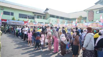 Kepedulian dalam kegiatan Korem 101/Ant (Antasari) berbagi, rangkaian sambut HUT ke-81 TNI, diadakan kegiatan Bazar TNI hingga bhakti kesehatan, ini diserbu warga, Selasa (22/9/2026). (SuarIndonesia.Ist)