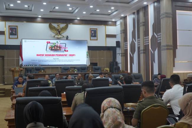 Wakil Ketua I DPRD Balangan Muhammad Rizkan didampingi Wakil Ketua II Saiful Arif. Kegiatan turut dihadiri sejumlah anggota DPRD, jajaran pemerintah daerah, pengurus pasar serta perwakilan pedagang.  (SuarIndonesia/Adv)