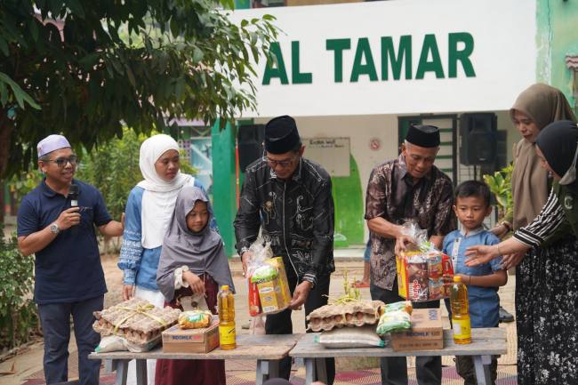  Penyerahan bantuan sembako kepada anak yatim binaan Yayasan Al Tamar Balangan, Minggu (20/9/2026). (SuarIndonesia/Adv)