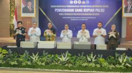 Badan Koordinasi Pemberantasan Rupiah Palsu Kalimantan Selatan memusnahkan uang Rupiah palsu temuan hasil penindakan di Kantor Perwakilan Bank Indonesia) Provinsi di  Banjarmasin, Rabu (23/9/2026). (SuarIndonesia/Ist)