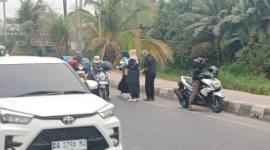 dibagikan kepada pengguna jalan kawasan Trans Kalimantan tepatnya di Simpang Empat Handil Bakhti Kecamatan Alalak Kabupaten Barito Kuala (Batola), Kamis (24/9/2026) (SuarIndonesia/DO)