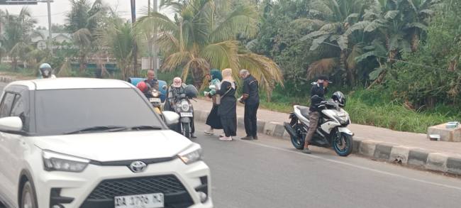 dibagikan kepada pengguna jalan kawasan Trans Kalimantan tepatnya di Simpang Empat Handil Bakhti Kecamatan Alalak Kabupaten Barito Kuala (Batola), Kamis (24/9/2026) (SuarIndonesia/DO)