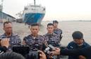 Danlanal Banjarmasin Kolonel Laut (P) Galih Nurna Putra, S.H., M.Tr.Opsla dan  Ahli Hiperbarik Lakesla TNI AL Mayor Laut (K) dr. Dony Irawan  (kiri berkacamata)