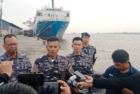 Danlanal Banjarmasin Kolonel Laut (P) Galih Nurna Putra, S.H., M.Tr.Opsla dan Ahli Hiperbarik Lakesla TNI AL Mayor Laut (K) dr. Dony Irawan (kiri berkacamata)