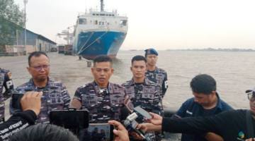 Danlanal Banjarmasin Kolonel Laut (P) Galih Nurna Putra, S.H., M.Tr.Opsla dan  Ahli Hiperbarik Lakesla TNI AL Mayor Laut (K) dr. Dony Irawan  (kiri berkacamata)