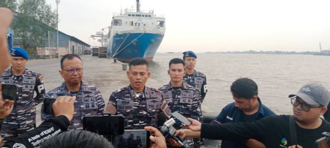 Danlanal Banjarmasin Kolonel Laut (P) Galih Nurna Putra, S.H., M.Tr.Opsla dan  Ahli Hiperbarik Lakesla TNI AL Mayor Laut (K) dr. Dony Irawan  (kiri berkacamata)