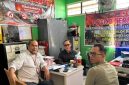 Robert Hendra Sulu SH MH (kemeja putih)