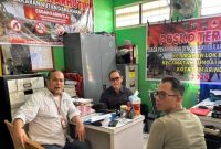 Robert Hendra Sulu SH MH (kemeja putih)