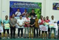 Penyerahan hadiah turnamen bulu tangkis PBSI Balangan. 
