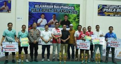 Penyerahan hadiah turnamen bulu tangkis PBSI Balangan. 