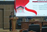 Sekda Balangan saat membacakan keterangan pemerintah dalam rapat paripurna DPRD setempat.