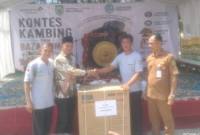 Anggota DPRD Balangan, Supianor (kiri) saat ikut menyerahkan hadiah pemenang konten kambing se Banua Enam. Foto : Istimewa