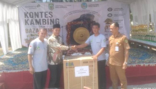 Anggota DPRD Balangan, Supianor (kiri) saat ikut menyerahkan hadiah pemenang konten kambing se Banua Enam. Foto : Istimewa