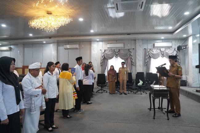 Wakil Bupati Balangan, Akhmad Fauzi melantik anggota BPD terpilih dari empat desa untuk masa jabatan 2026-2034 di Aula Benteng Tundakan, Kantor Bupati Balangan, Paringin Selatan, Senin (28/9/2026). (SuarIndonesia/Adv)