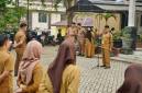 Kepala Bidang Mutasi, Promosi dan Kinerja (MPK) Badan Kepegawaian dan Pengembangan Sumber Daya Manusia (BKPSDM) Kabupaten Balangan, Ahmad Nawawi Abdurrauf, dalam Pembinaan ASN BerAKHLAK berbasis spiritual yang dilaksanakan dalam apel pagi, Dinas Kominfosan Senin (28/9/2026). (SuarIndonsia/Adv)
