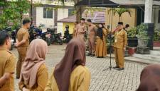 Kepala Bidang Mutasi, Promosi dan Kinerja (MPK) Badan Kepegawaian dan Pengembangan Sumber Daya Manusia (BKPSDM) Kabupaten Balangan, Ahmad Nawawi Abdurrauf, dalam Pembinaan ASN BerAKHLAK berbasis spiritual yang dilaksanakan dalam apel pagi, Dinas Kominfosan Senin (28/9/2026). (SuarIndonsia/Adv)