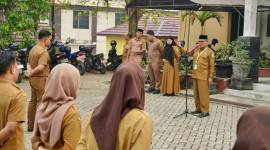 Kepala Bidang Mutasi, Promosi dan Kinerja (MPK) Badan Kepegawaian dan Pengembangan Sumber Daya Manusia (BKPSDM) Kabupaten Balangan, Ahmad Nawawi Abdurrauf, dalam Pembinaan ASN BerAKHLAK berbasis spiritual yang dilaksanakan dalam apel pagi, Dinas Kominfosan Senin (28/9/2026). (SuarIndonsia/Adv)
