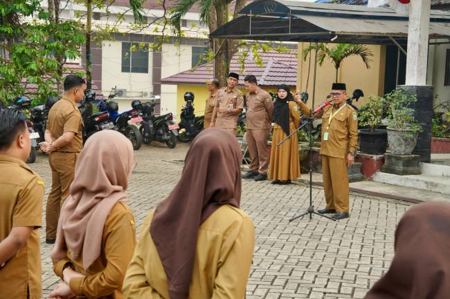 Kepala Bidang Mutasi, Promosi dan Kinerja (MPK) Badan Kepegawaian dan Pengembangan Sumber Daya Manusia (BKPSDM) Kabupaten Balangan, Ahmad Nawawi Abdurrauf, dalam Pembinaan ASN BerAKHLAK berbasis spiritual yang dilaksanakan dalam apel pagi, Dinas Kominfosan Senin (28/9/2026). (SuarIndonsia/Adv)