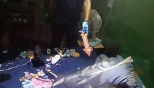perempuan berinisial DND (45) ditemukan meninggal dunia di dalam kamar rumahnya di Jalan Banjar Indah I Gang Anggrek Banjarmasin Selatan, Senin (28/9/2026) sekitar pukul 13.30 WITA. (SuarIndonesia/DO)