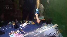 perempuan berinisial DND (45) ditemukan meninggal dunia di dalam kamar rumahnya di Jalan Banjar Indah I Gang Anggrek Banjarmasin Selatan, Senin (28/9/2026) sekitar pukul 13.30 WITA. (SuarIndonesia/DO)