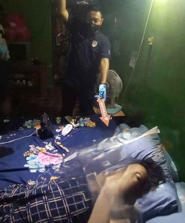 perempuan berinisial DND (45) ditemukan meninggal dunia di dalam kamar rumahnya di Jalan Banjar Indah I Gang Anggrek Banjarmasin Selatan, Senin (28/9/2026) sekitar pukul 13.30 WITA. (SuarIndonesia/DO)